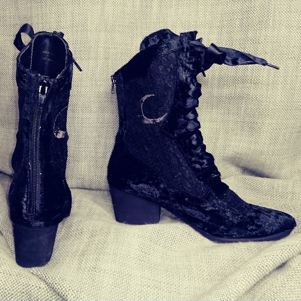 NWOT Wiccan/Goth Lace and Velvet Boots